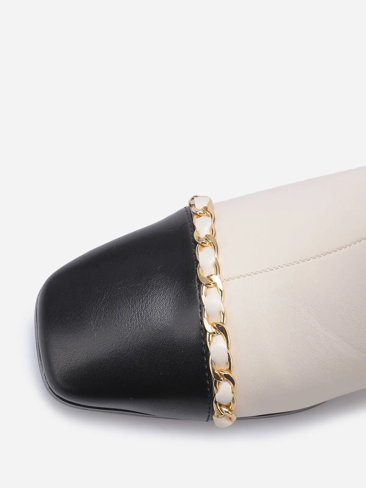 Hot La Modeuse Bottines à talon avec chaîne dorée Nude