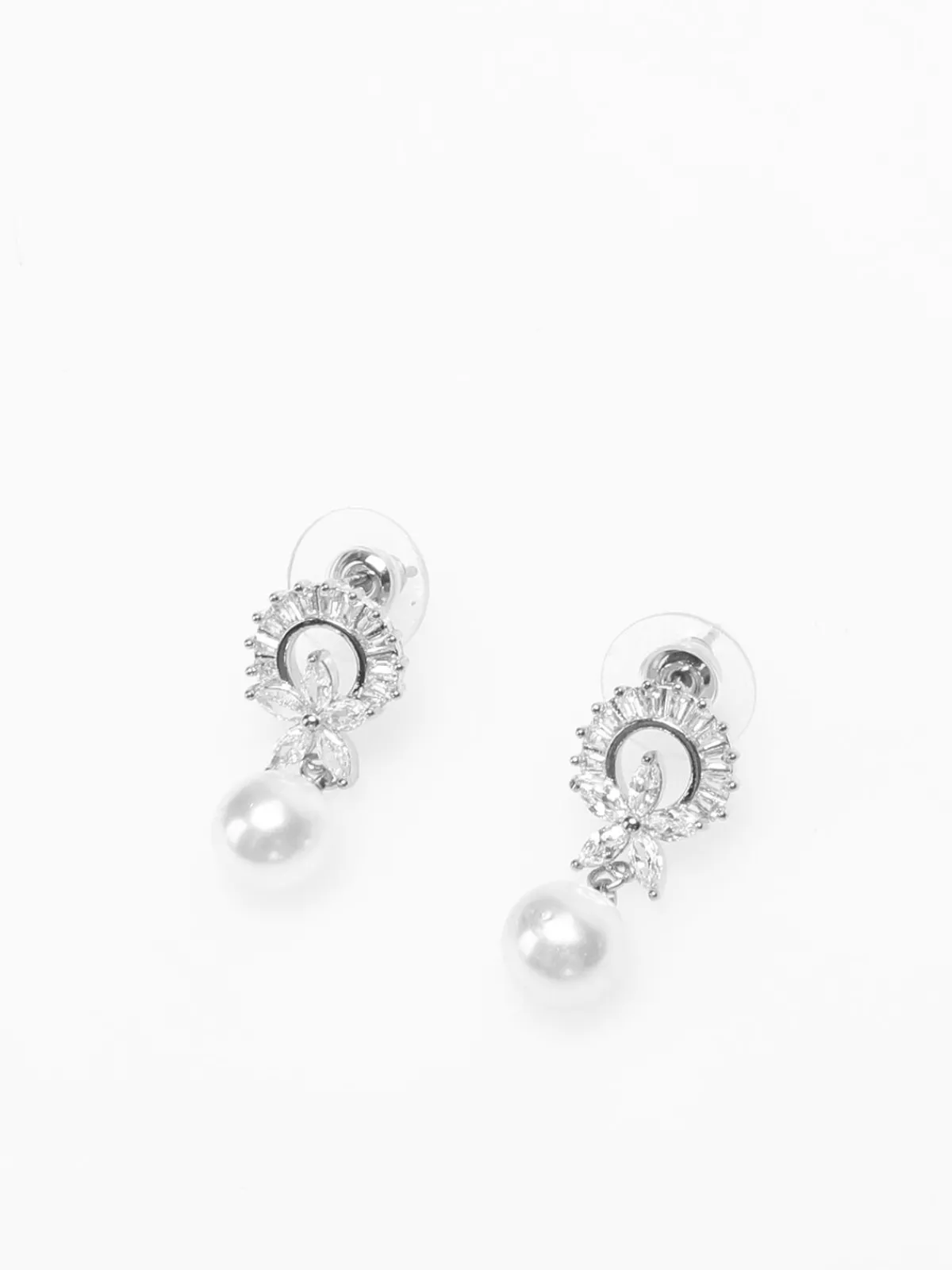 La Modeuse Boucles d'oreilles pendantes à perles et strass Argenté