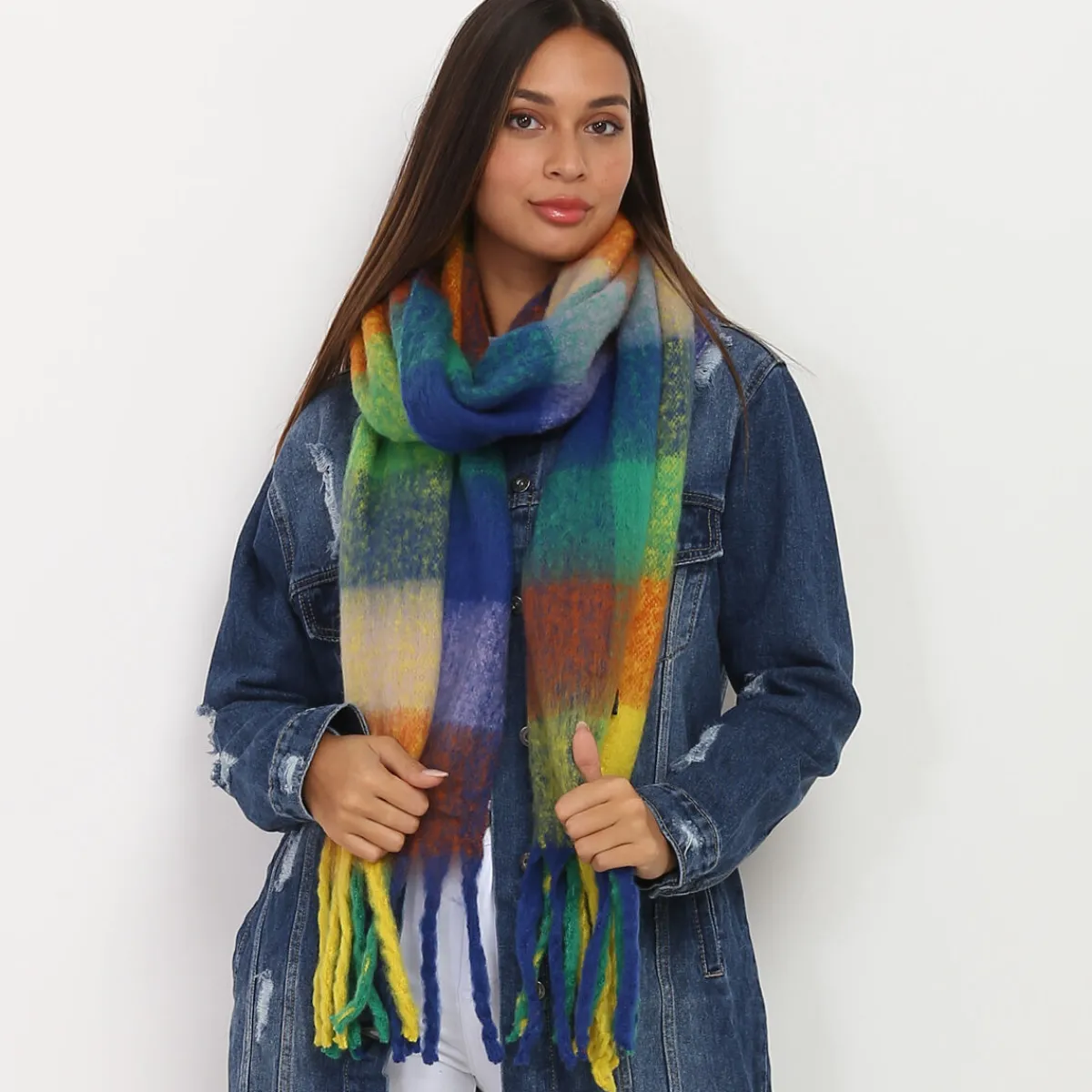 Clearance La Modeuse Écharpe duveteuse à carreaux et franges Multicolore