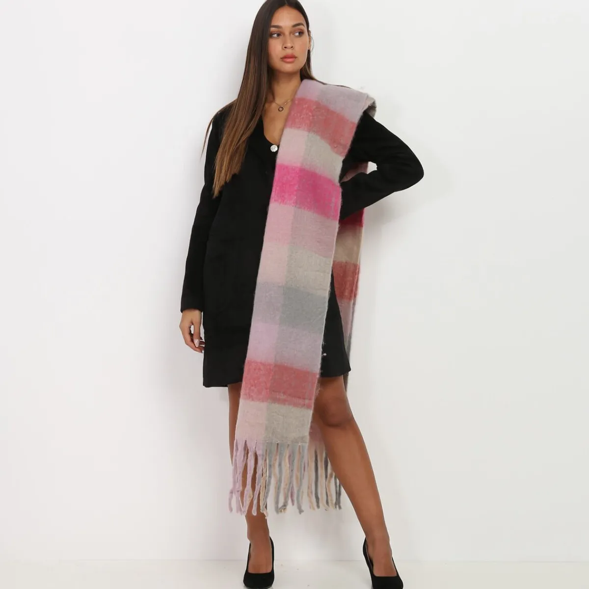 Hot La Modeuse Écharpe duveteuse à carreaux et franges Rose
