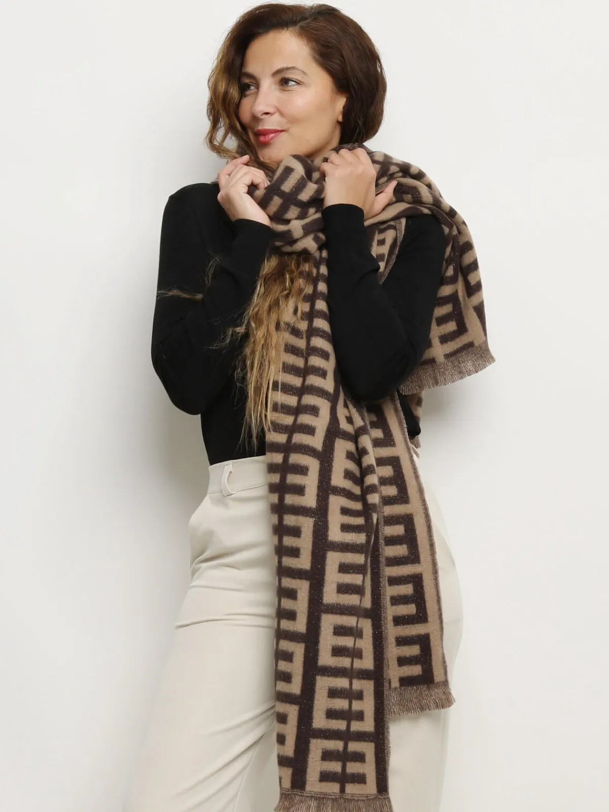 Clearance La Modeuse Écharpe duveteuse à motif "E"