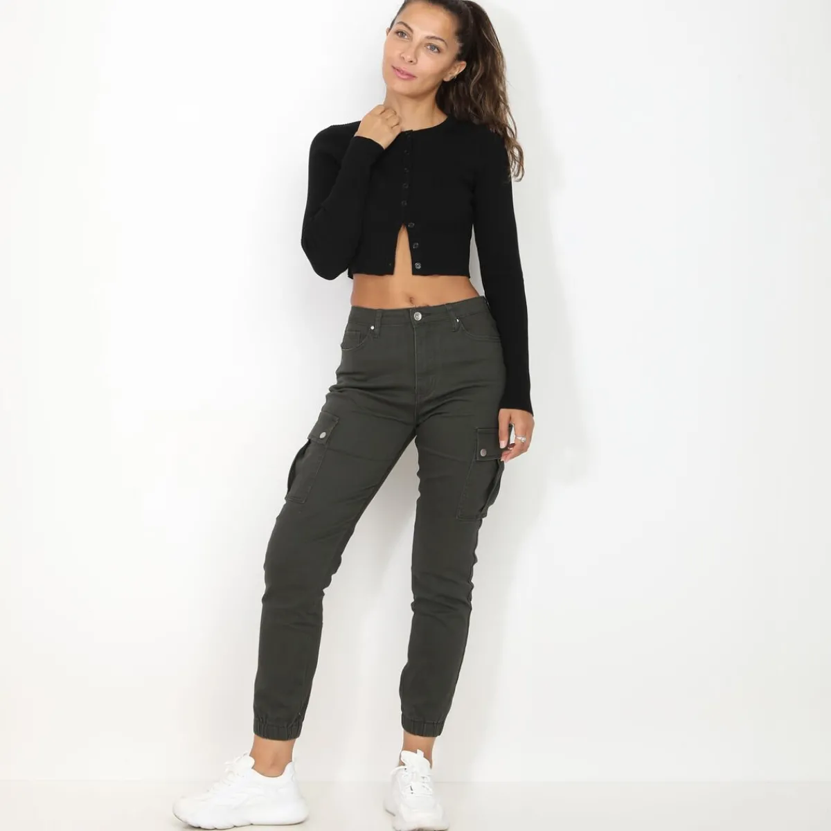Sale La Modeuse Crop top côtelé à boutons Noir