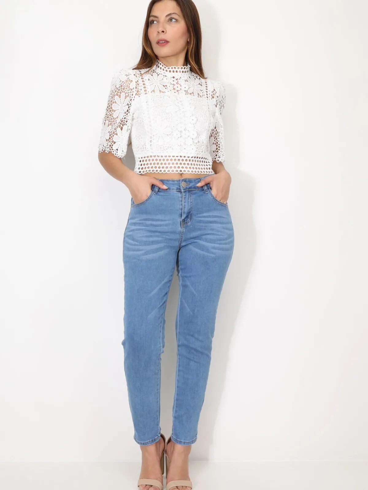 Sale La Modeuse Crop top en crochet à motif fleurs Blanc