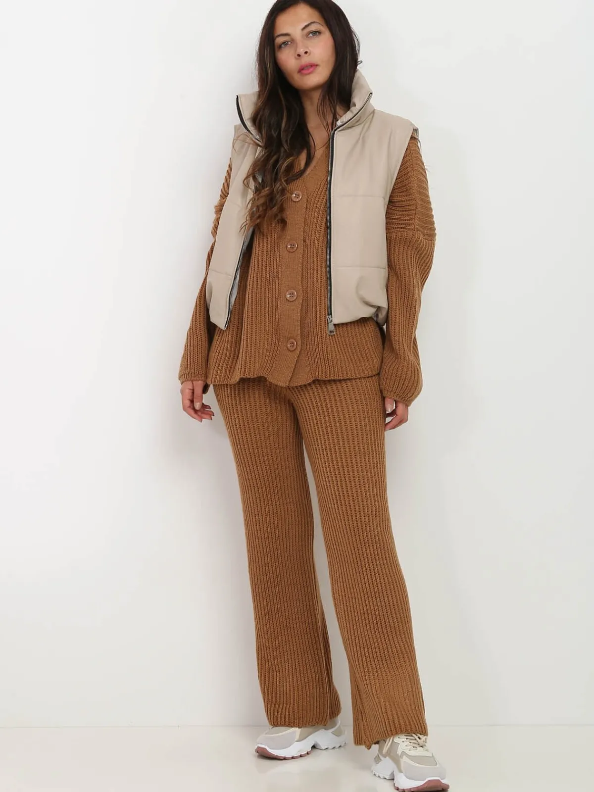 Sale La Modeuse Doudoune courte simili sans manches Beige