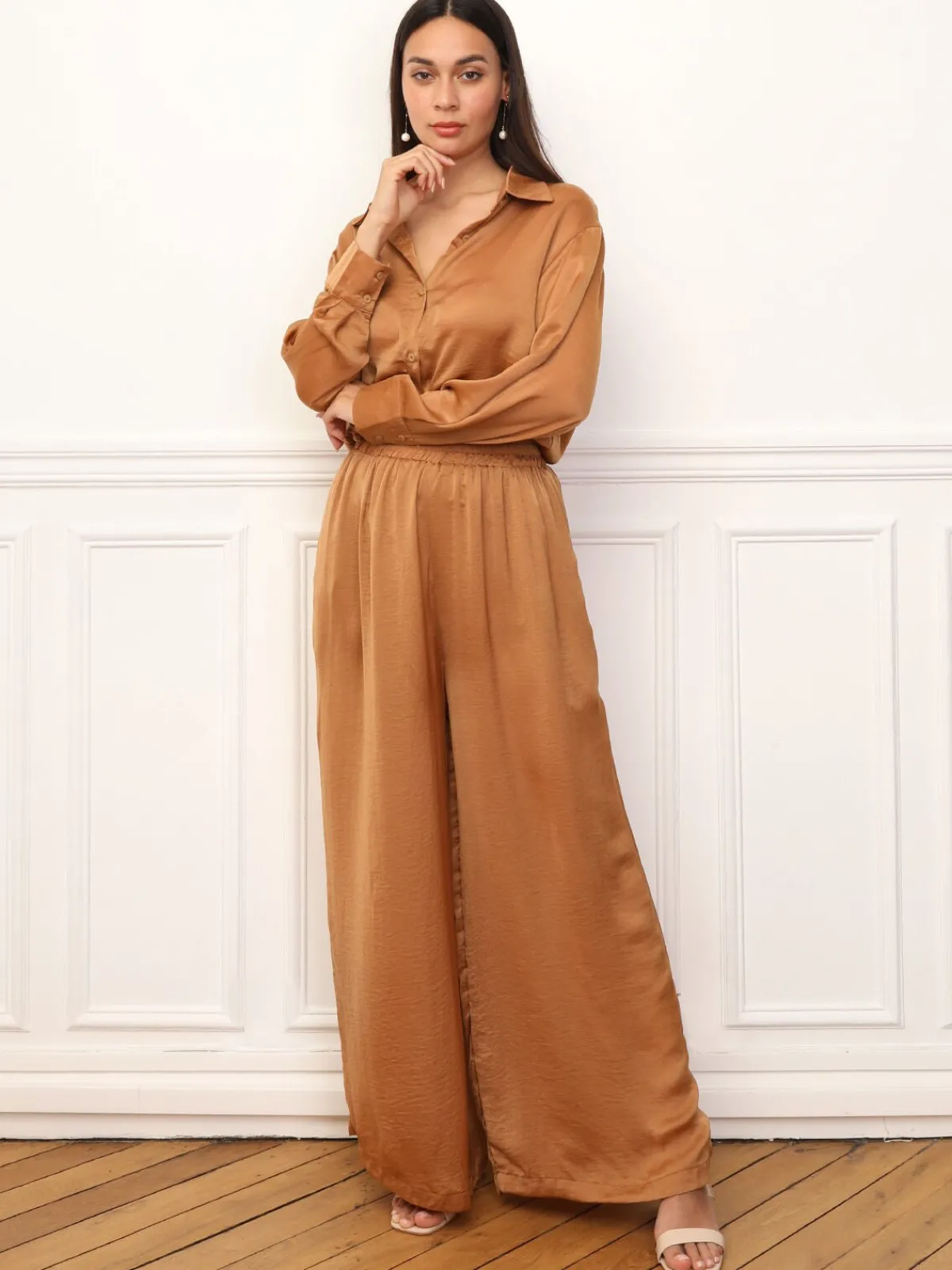 Hot La Modeuse Ensemble chemise pantalon satinés Camel