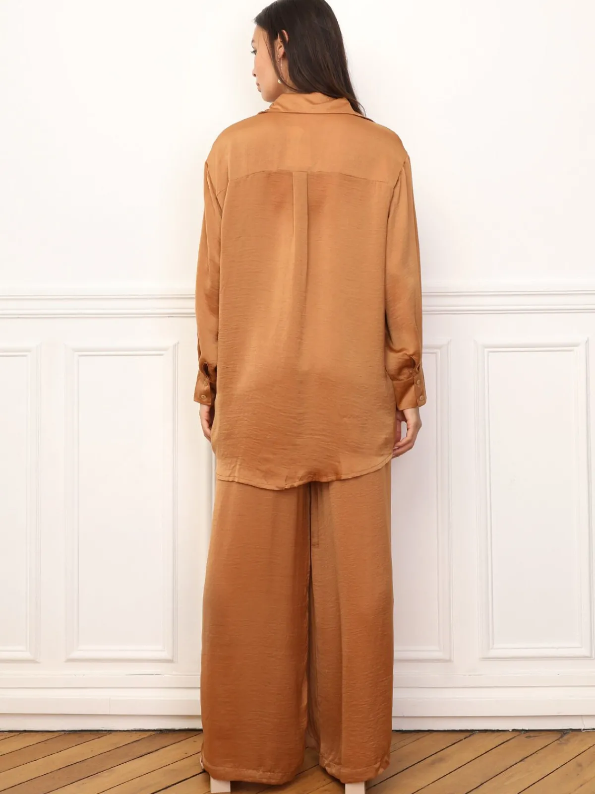 Hot La Modeuse Ensemble chemise pantalon satinés Camel