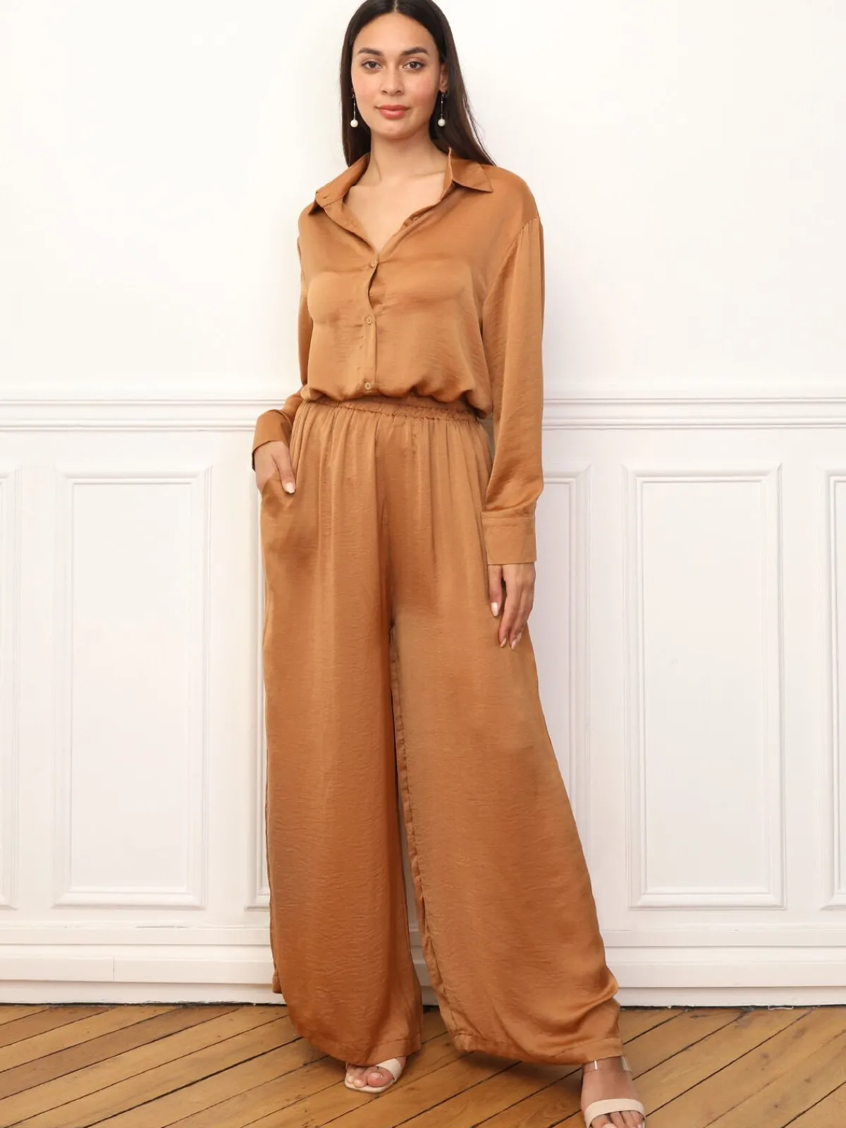 Hot La Modeuse Ensemble chemise pantalon satinés Camel