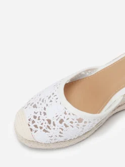 La Modeuse Espadrilles compensées dentelées à nouer Blanc