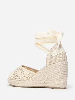 Discount La Modeuse Espadrilles compensées dentelées à nouer Beige