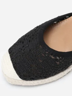 Discount La Modeuse Espadrilles compensées dentelées à nouer Noir
