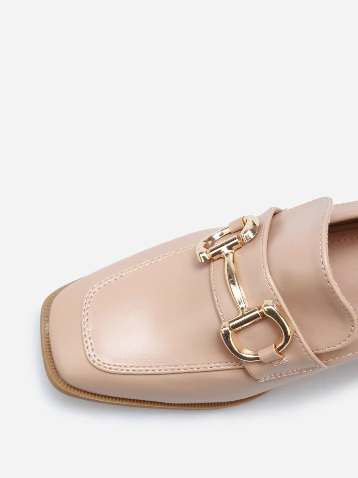 Sale La Modeuse Mocassins à talon avec bout carré et mors doré Taupe