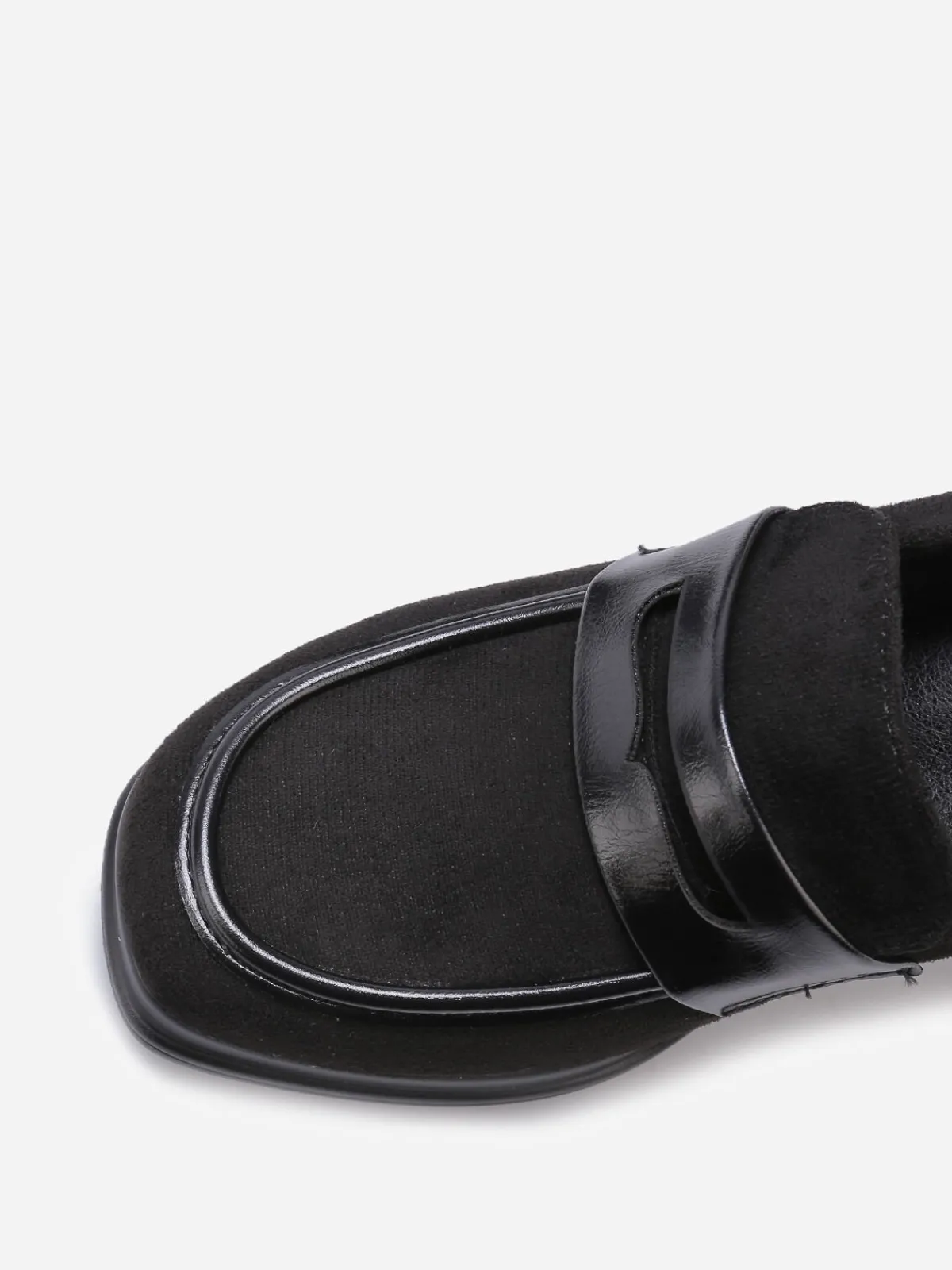 Online La Modeuse Mocassins à talon en suédine Noir