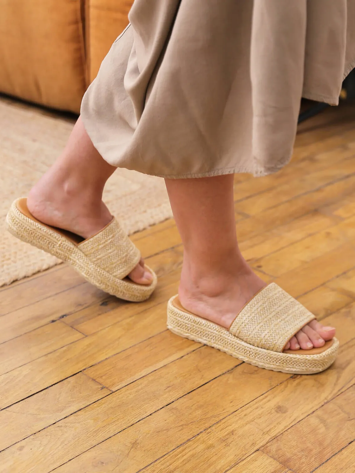 Online La Modeuse Mules à plateforme en raphia tressé Beige