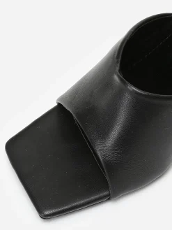 Discount La Modeuse Mules à talon en triangle et bout carré Noir
