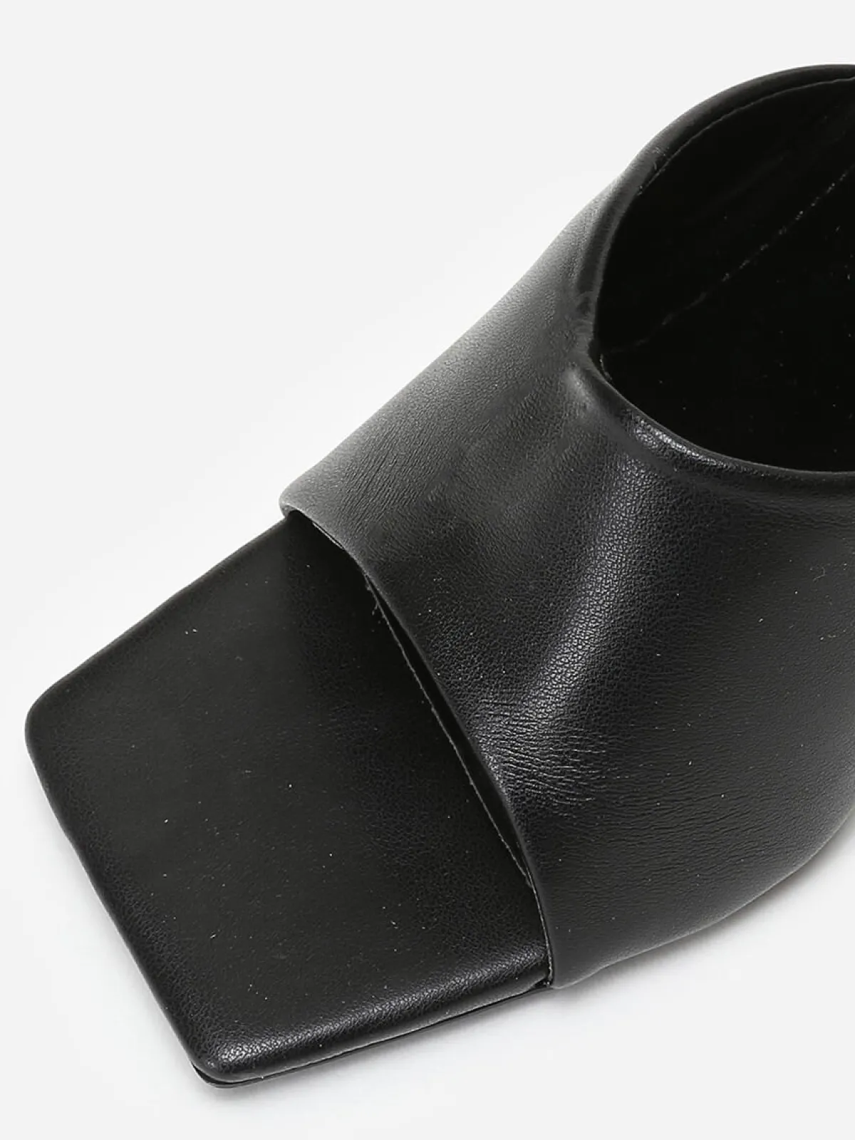 Discount La Modeuse Mules à talon en triangle et bout carré Noir