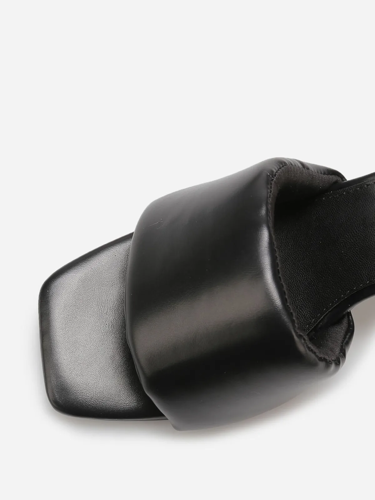 La Modeuse Mules à talon et bride rembourrée Noir