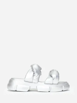 La Modeuse Mules crantées à brides matelassées Argenté