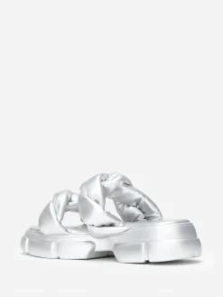 La Modeuse Mules crantées  à brides matelassées Argenté