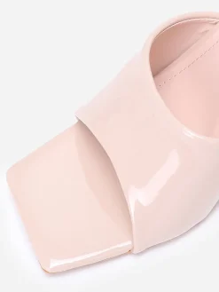 New La Modeuse Mules vernies à talon en triangle Beige