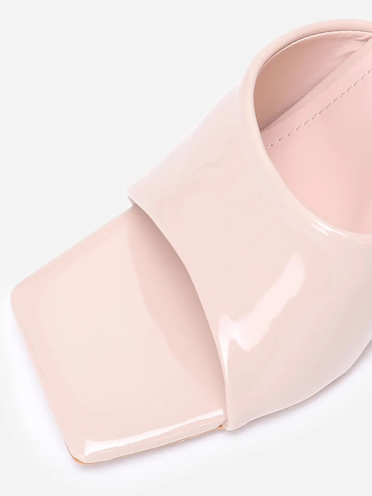 New La Modeuse Mules vernies à talon en triangle Beige