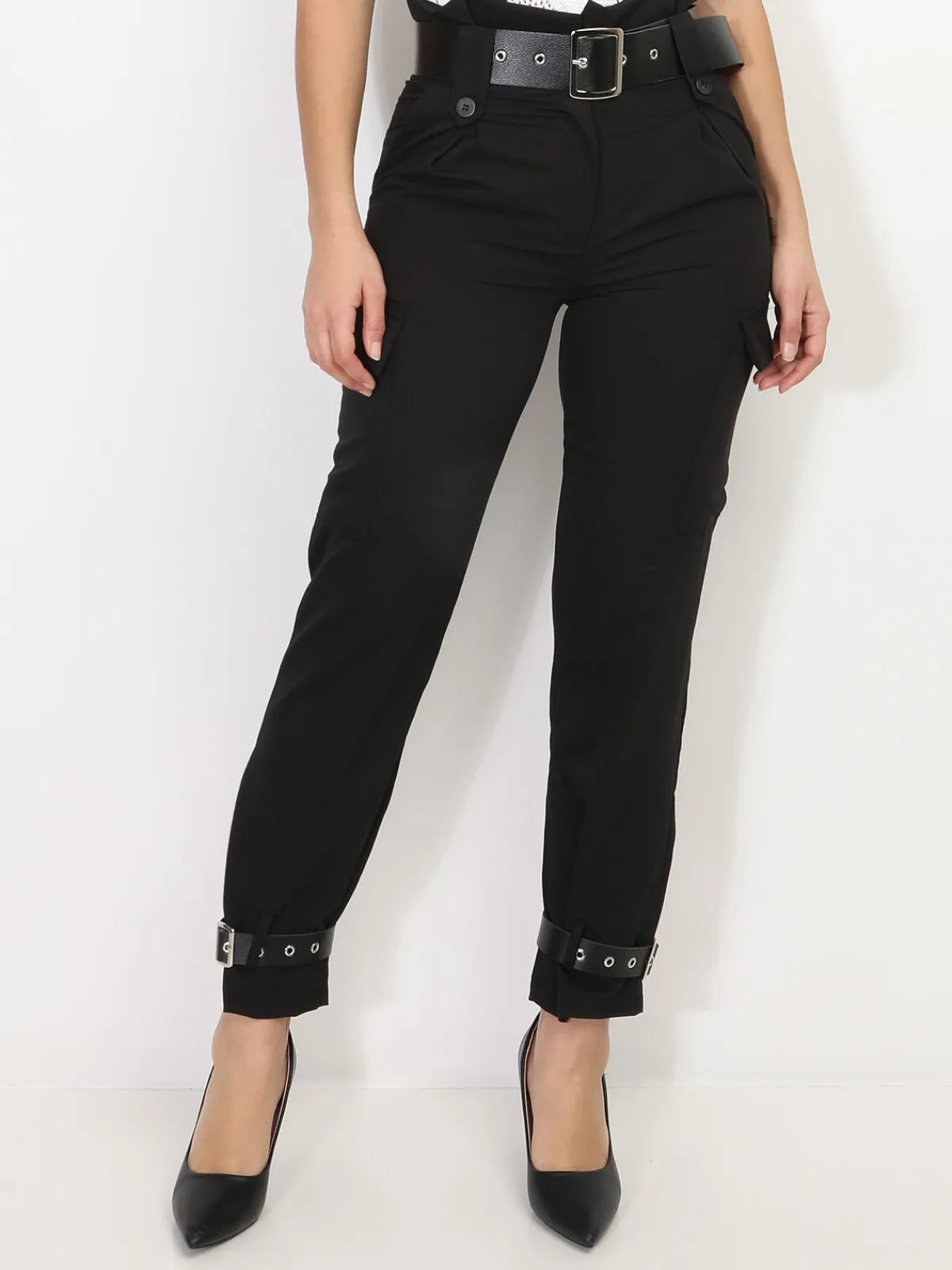La Modeuse Pantalon cargo avec ceintures Noir