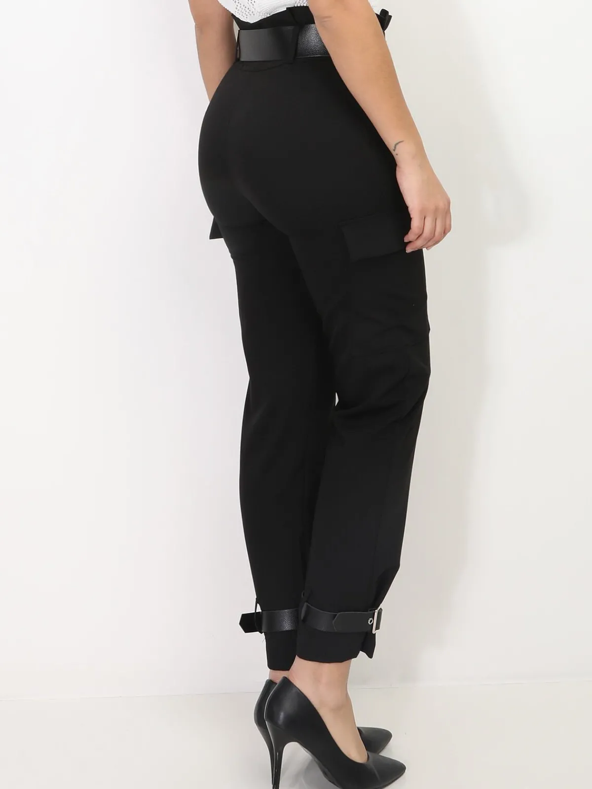 La Modeuse Pantalon cargo avec ceintures Noir