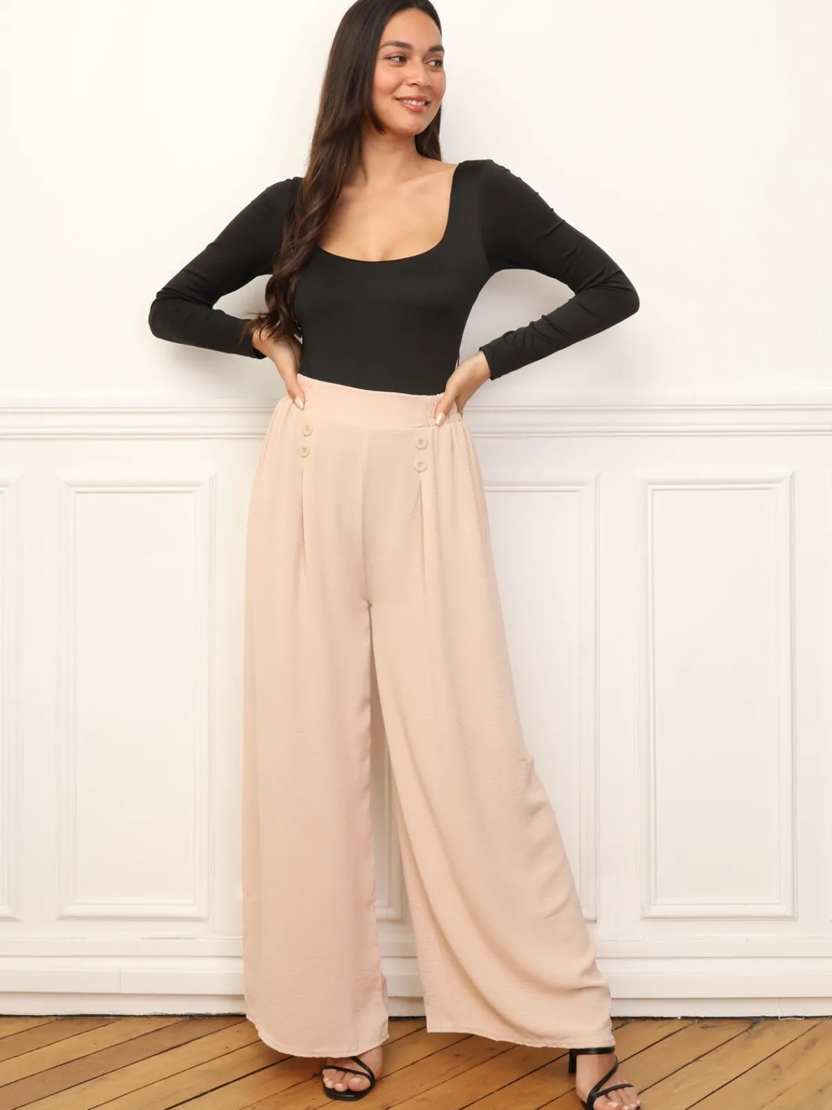 Hot La Modeuse Pantalon large à plis et boutons Beige