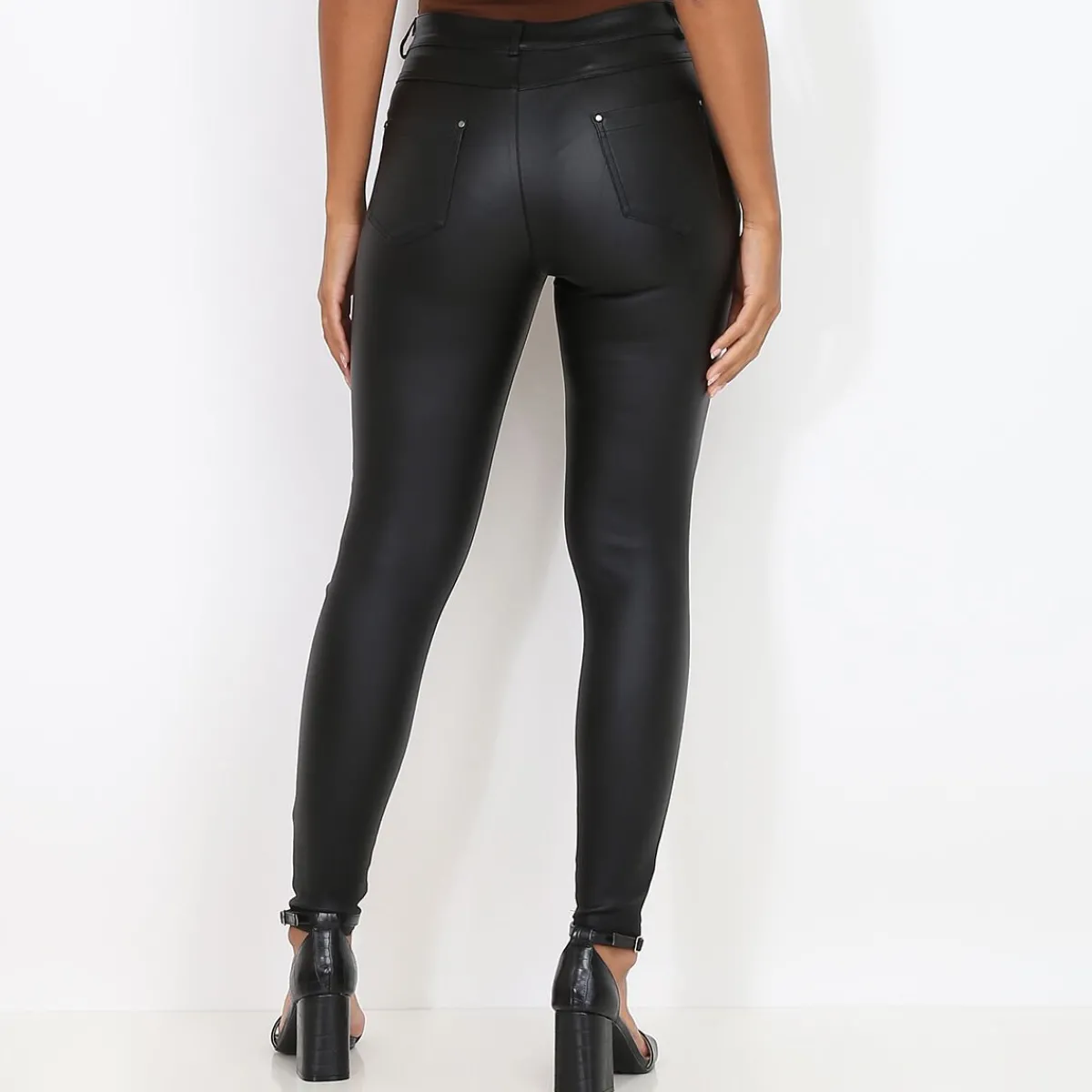 Sale La Modeuse Pantalon skinny à effet simili Noir