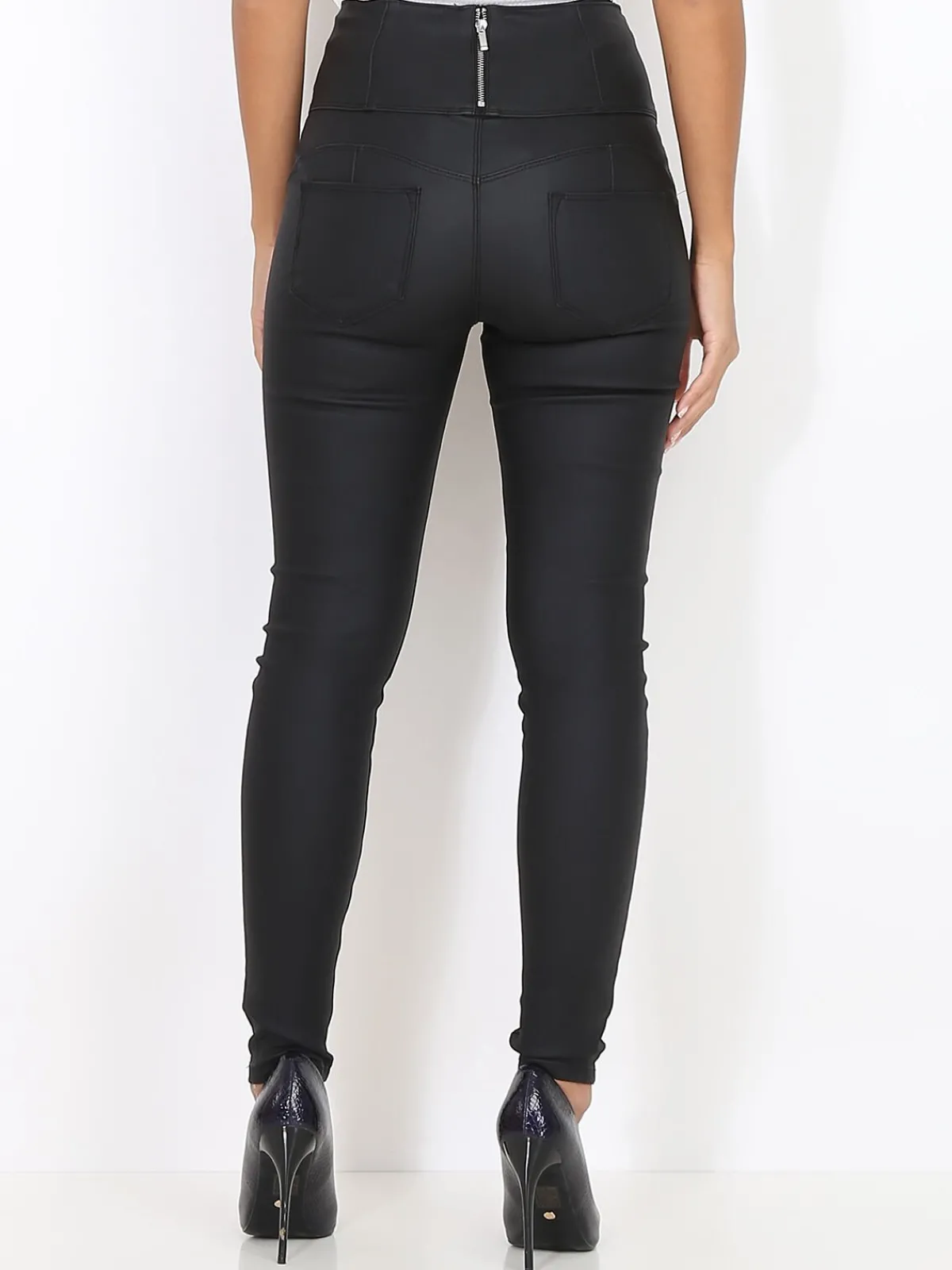 Discount La Modeuse Pantalon slim enduit à zip et boutons Noir