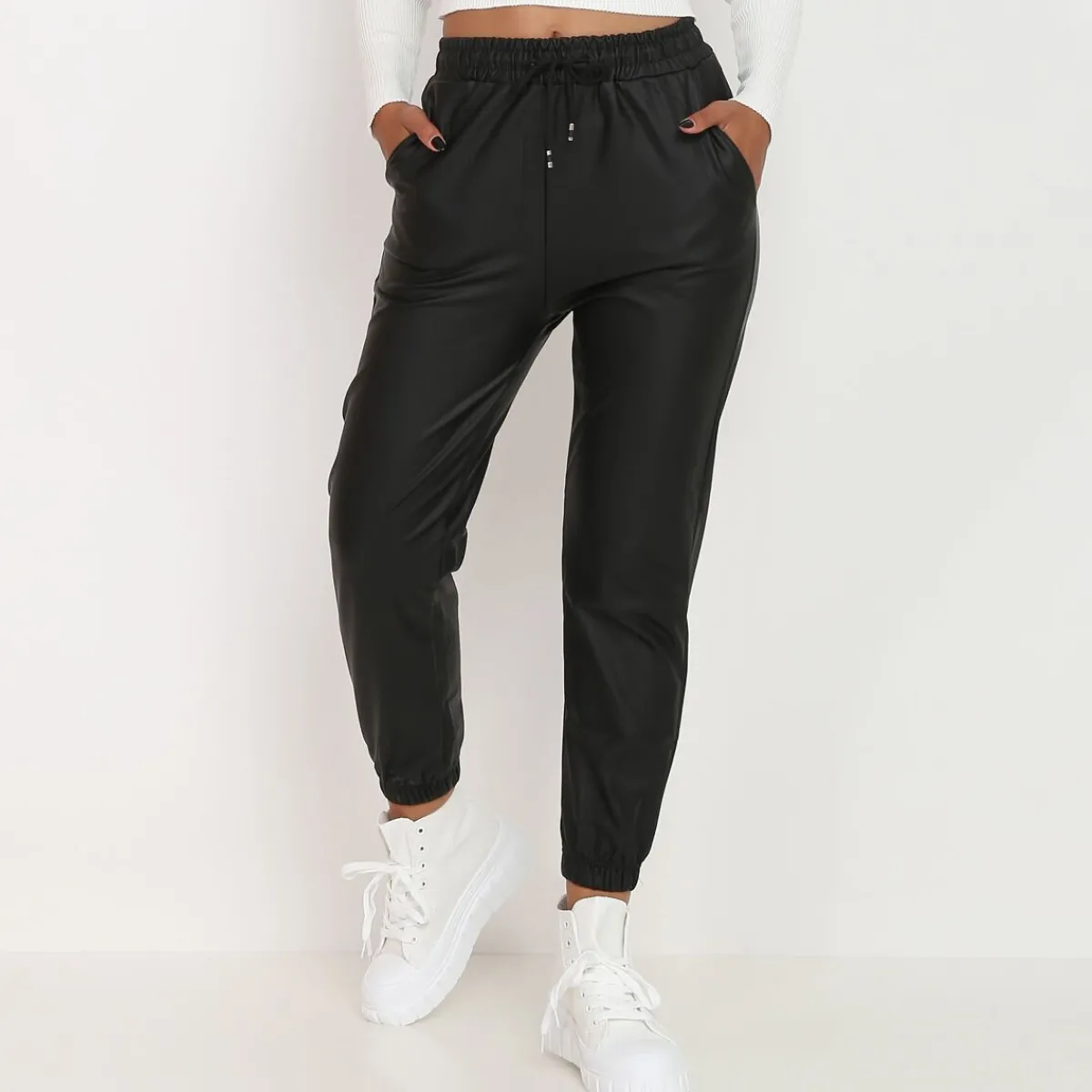 Best La Modeuse Pantalon style jogger en simili mat Noir