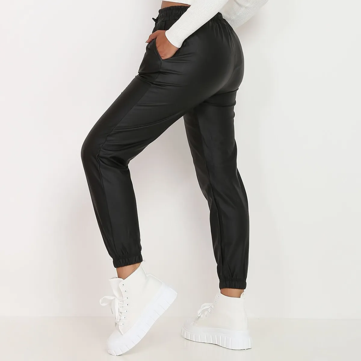 Best La Modeuse Pantalon style jogger en simili mat Noir
