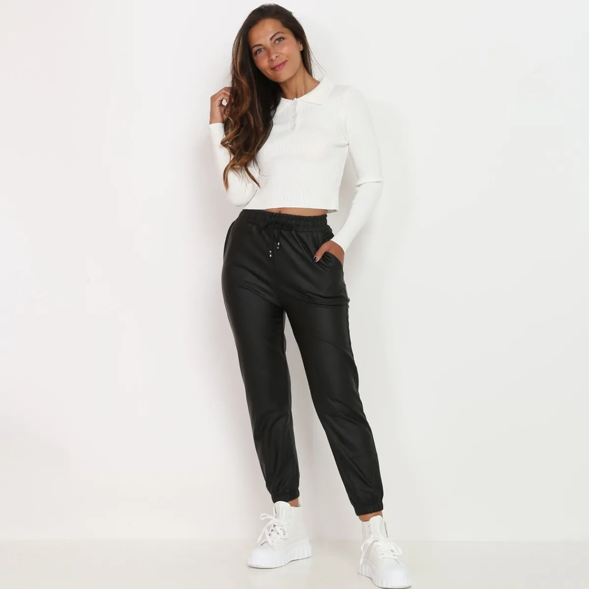 Best La Modeuse Pantalon style jogger en simili mat Noir