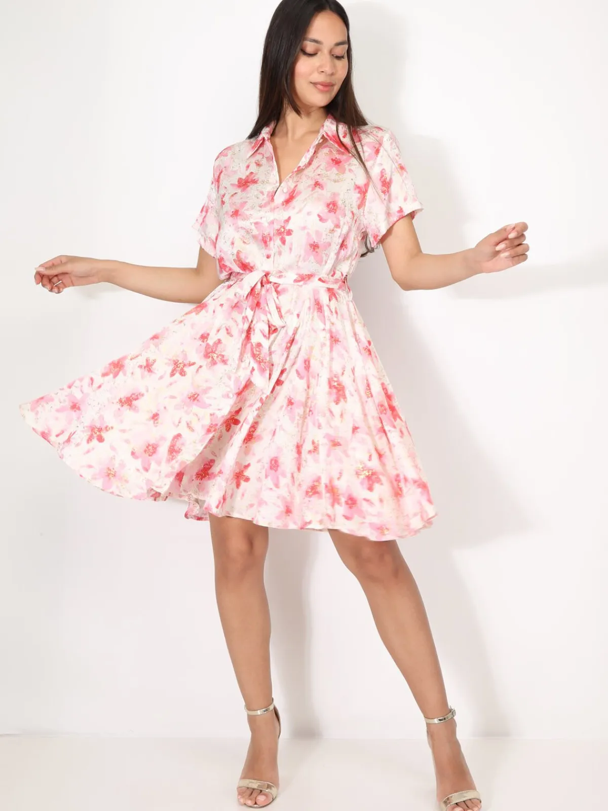 La Modeuse Robe chemise à fleurs et éclats dorés Rose