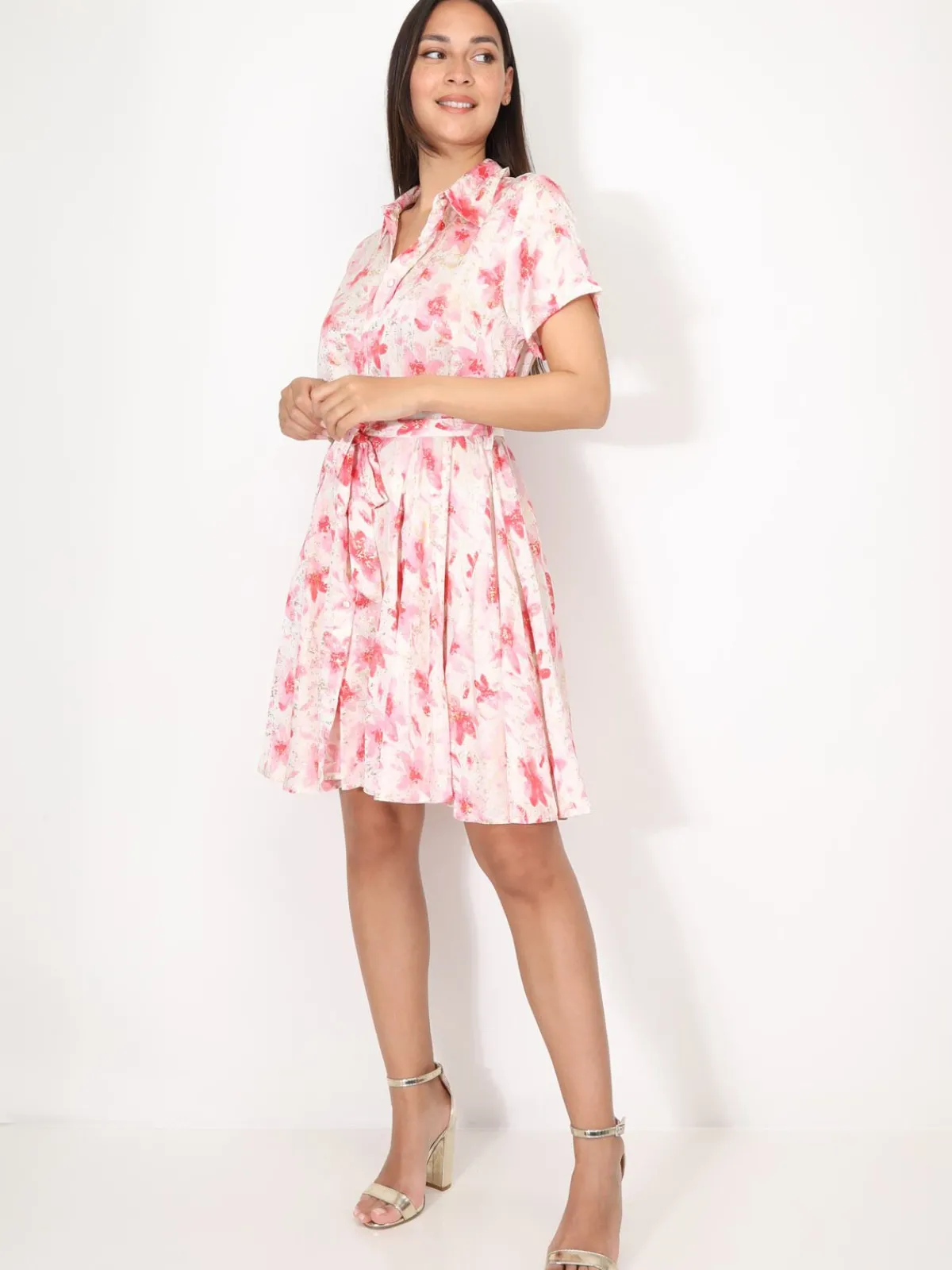La Modeuse Robe chemise à fleurs et éclats dorés Rose
