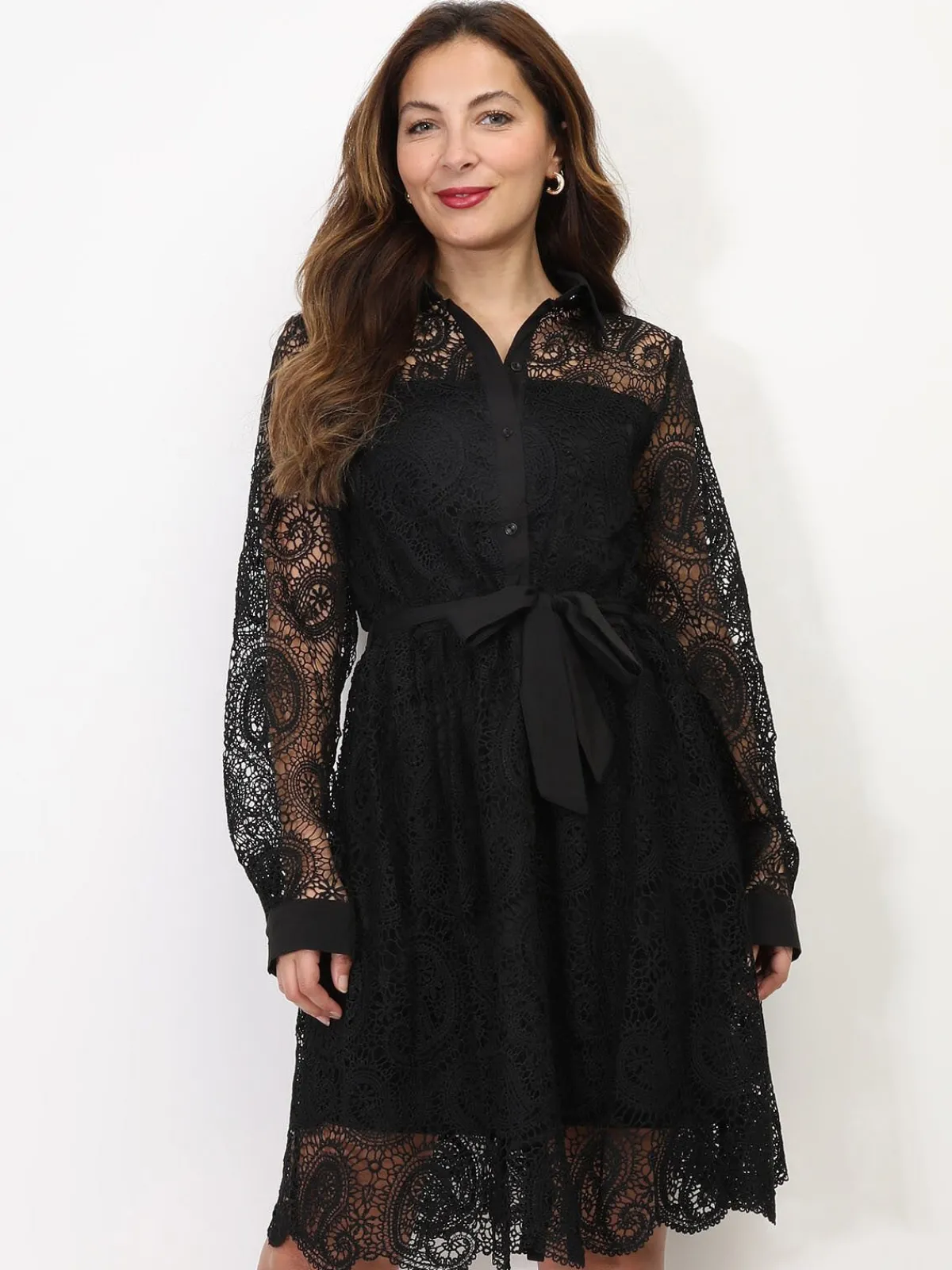 Outlet La Modeuse Robe chemise en dentelle à nouer Noir