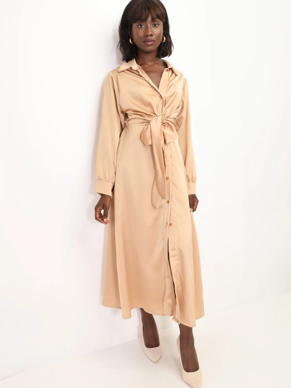 Sale La Modeuse Robe chemise longue et satinée à nouer Doré