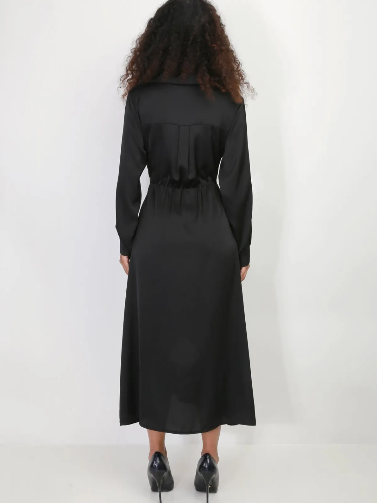 Online La Modeuse Robe chemise longue et satinée à nouer Noir