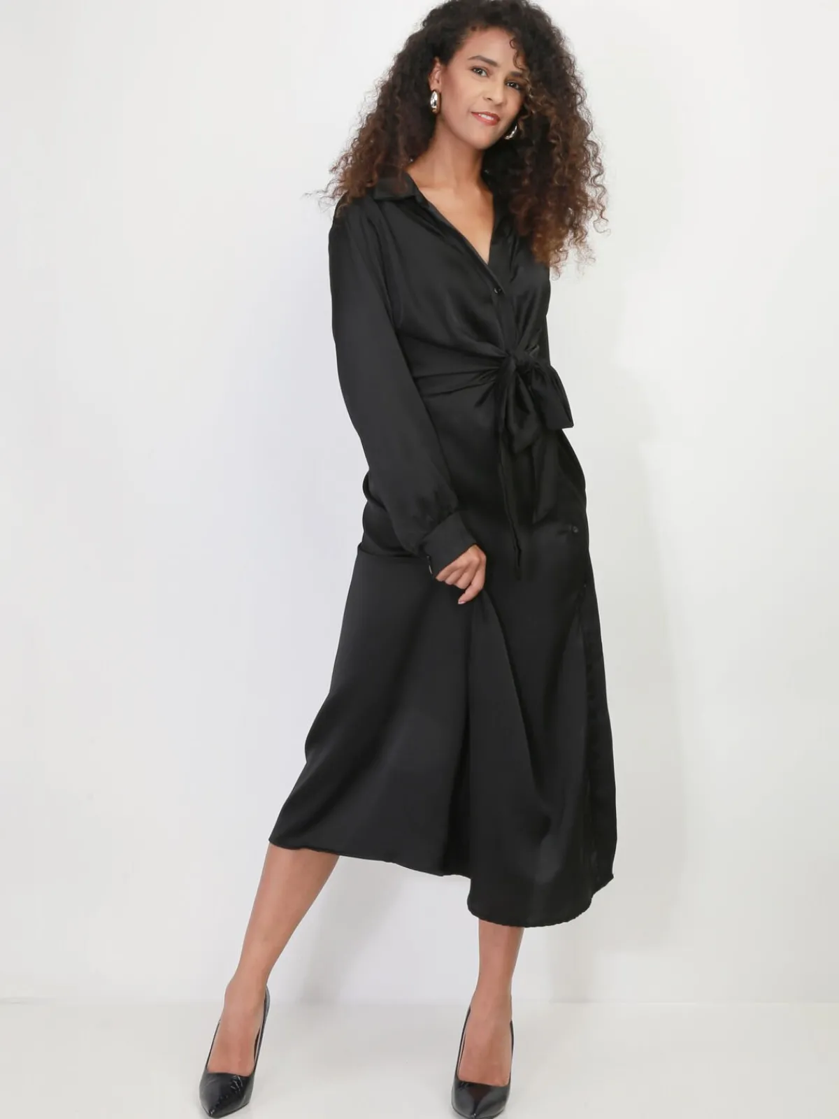 Online La Modeuse Robe chemise longue et satinée à nouer Noir