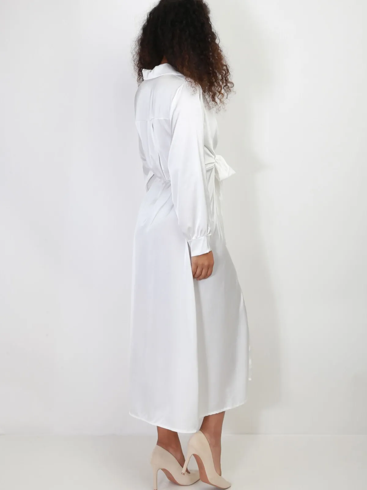 Discount La Modeuse Robe chemise longue et satinée à nouer Blanc