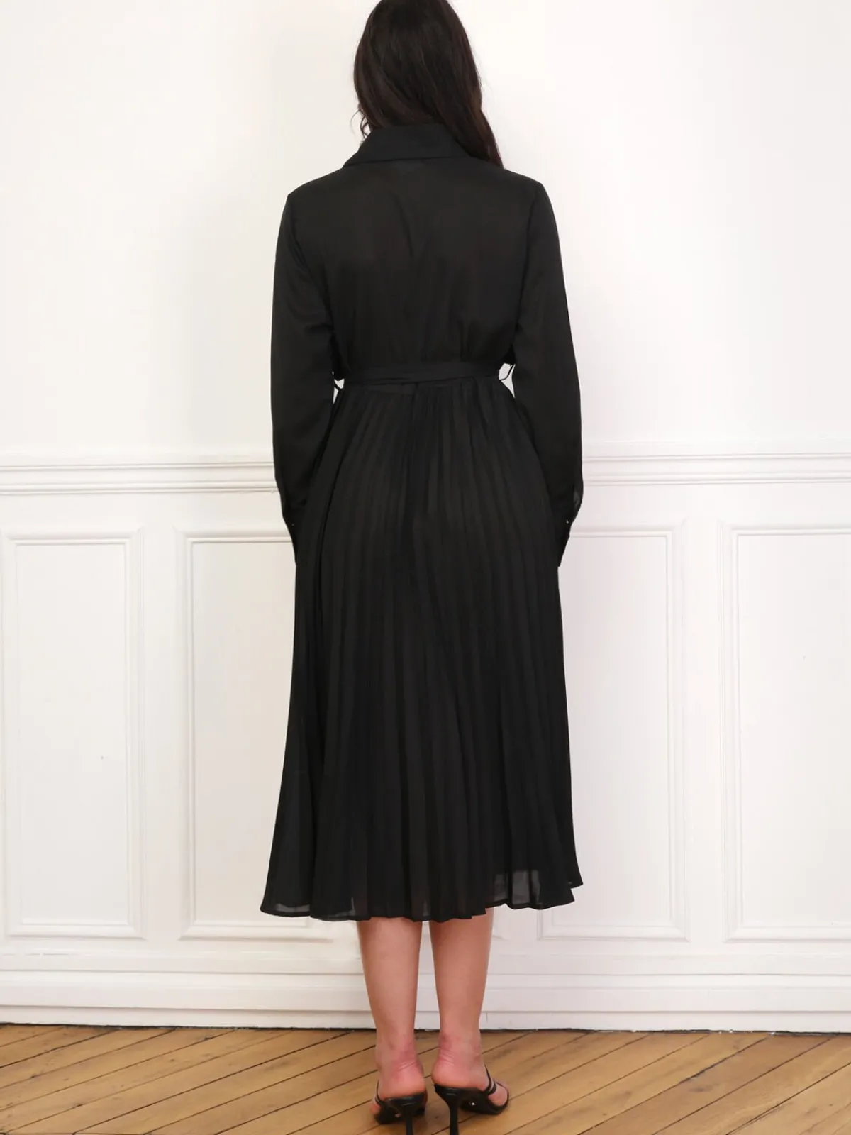 Hot La Modeuse Robe chemise plissée et ceinturée Noir