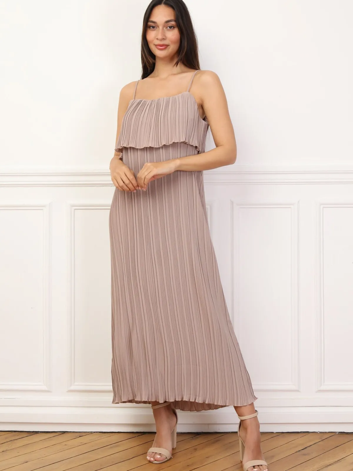 Hot La Modeuse Robe fluide et plissée à volants Taupe