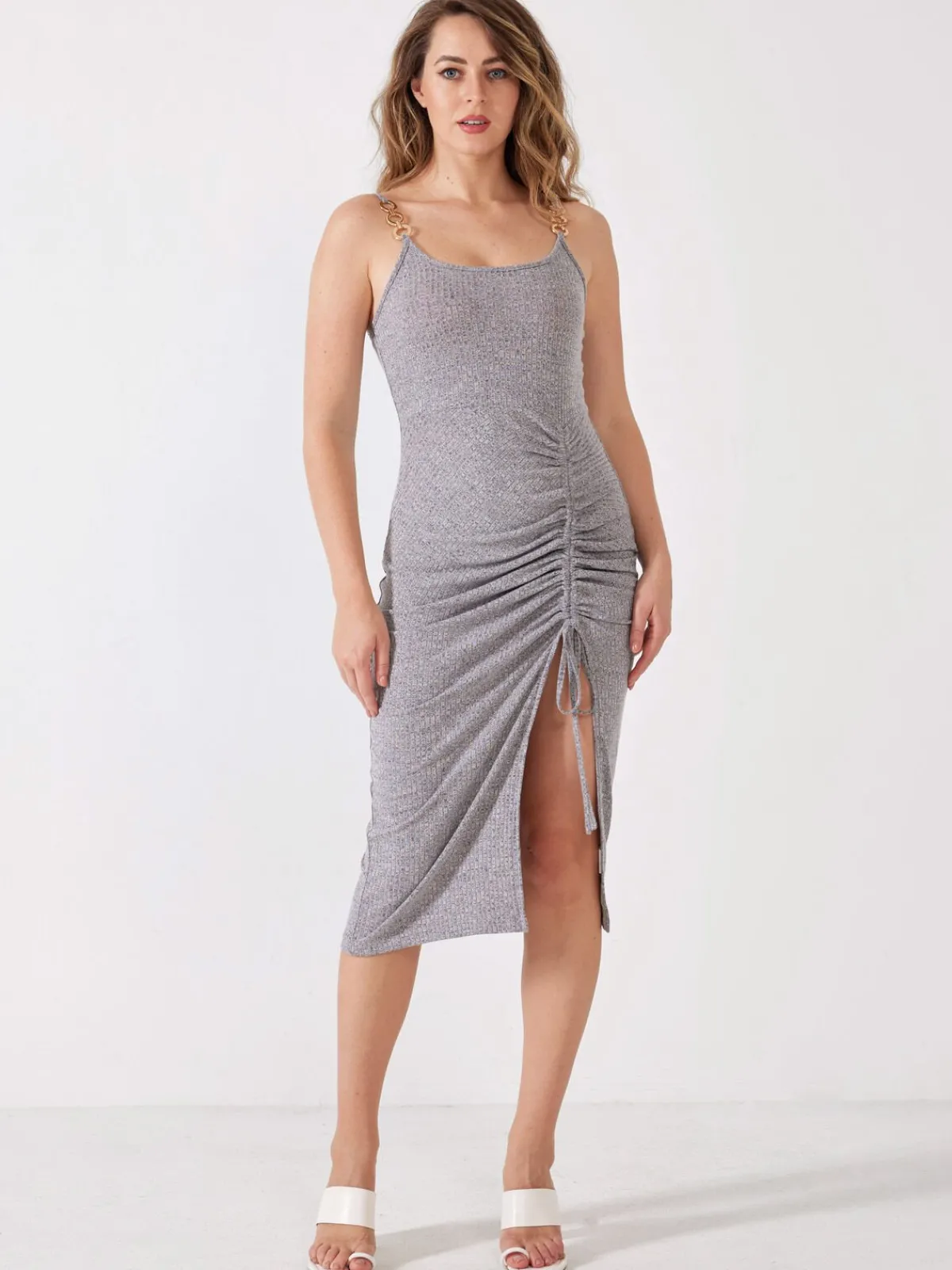 Outlet La Modeuse Robe froncée avec bretelles à détails dorés Gris
