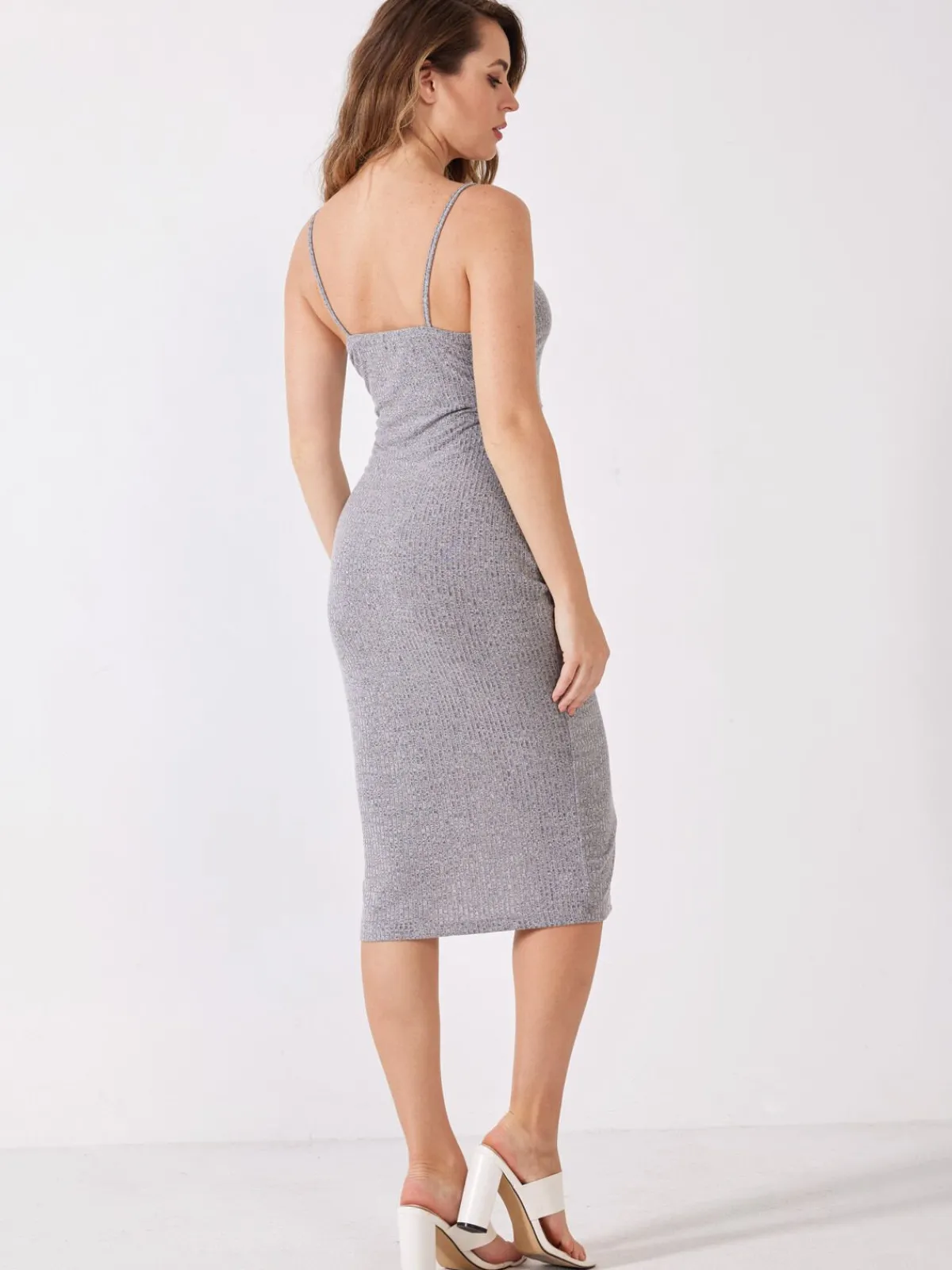Outlet La Modeuse Robe froncée avec bretelles à détails dorés Gris