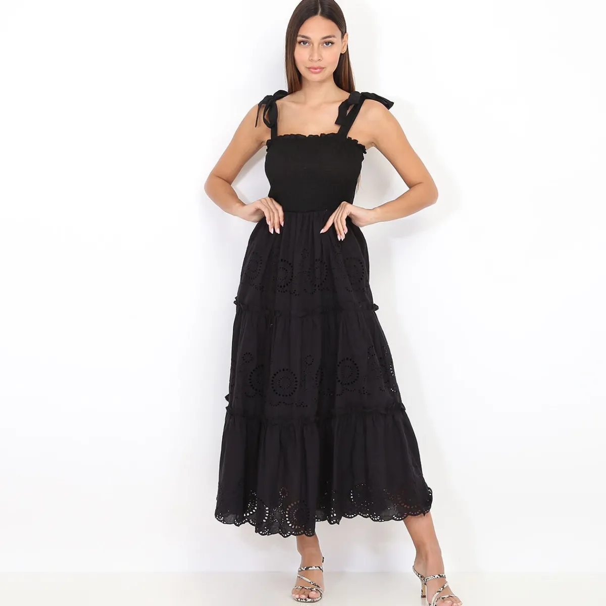 La Modeuse Robe longue à volants et broderie Noir