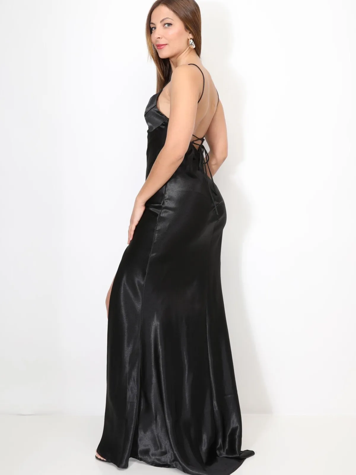 Sale La Modeuse Robe longue satinée et fendue Noir