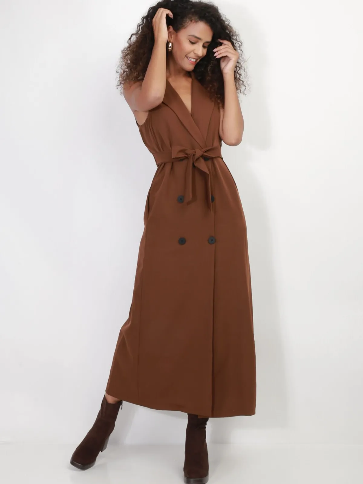 New La Modeuse Robe longue style blazer à nouer Marron
