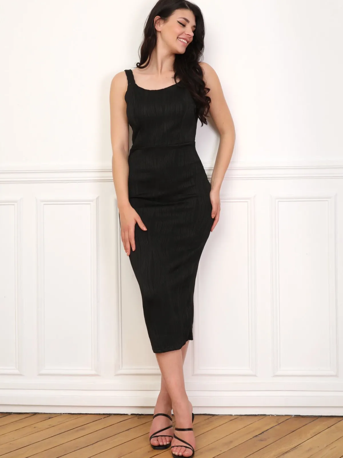 La Modeuse Robe moulante à motif en relief Noir