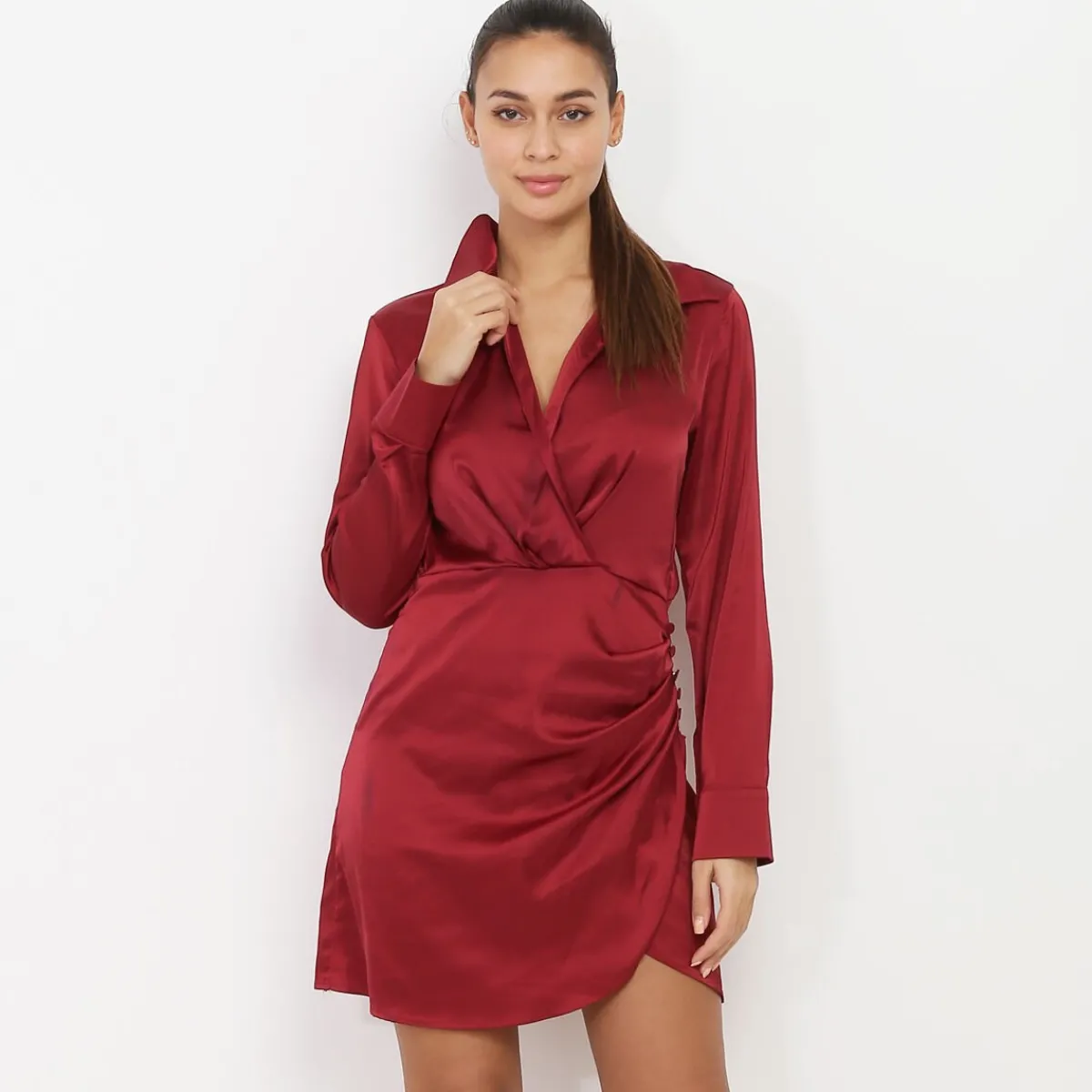 La Modeuse Robe satinée cache coeur à boutons Bordeaux