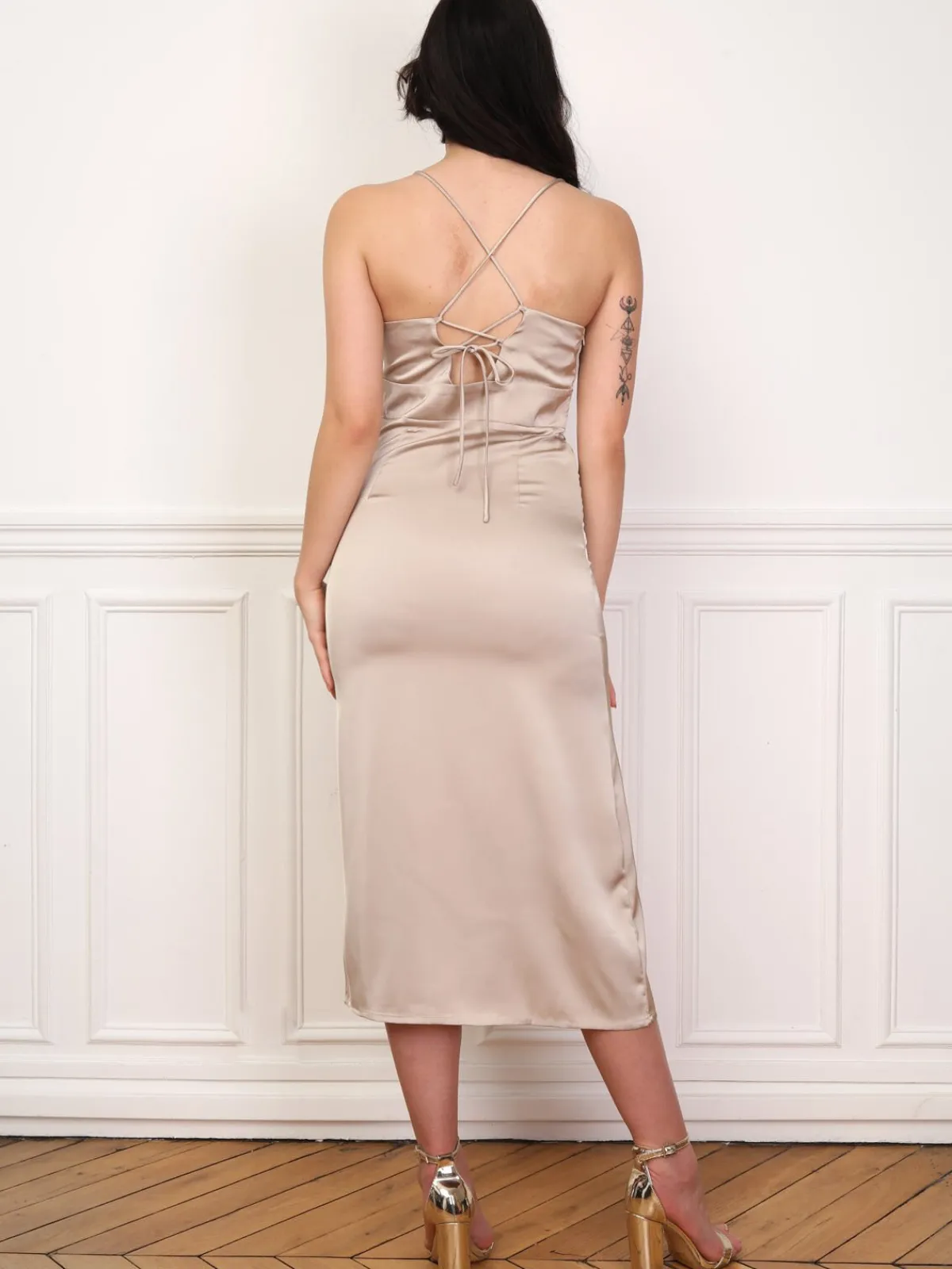 La Modeuse Robe satinée fendue à boutons Dorérose
