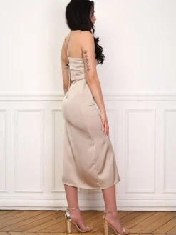 La Modeuse Robe satinée fendue à boutons Dorérose